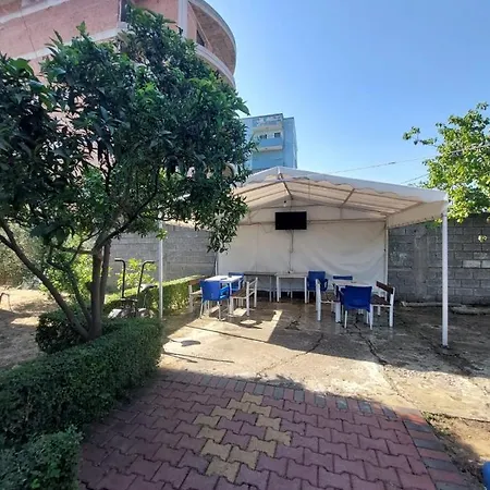 Flamuri Golem (Tirana)