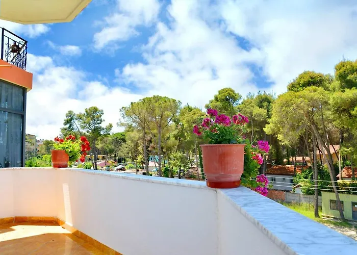 Flamuri Golem (Tirana)